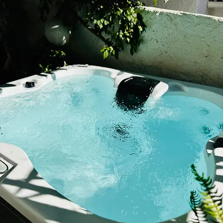 New Boho With Balcony, Private Garden And Communal Pool