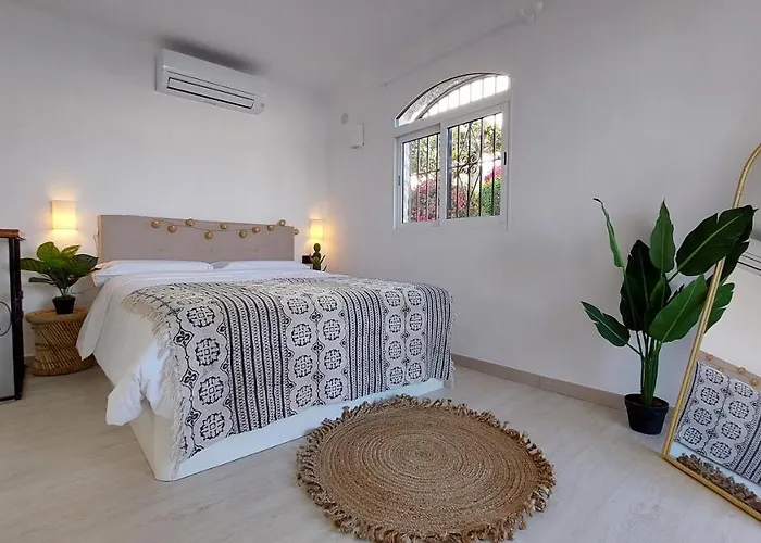 בית נופש New Boho With Balcony, Private Garden And Communal Pool נרחה