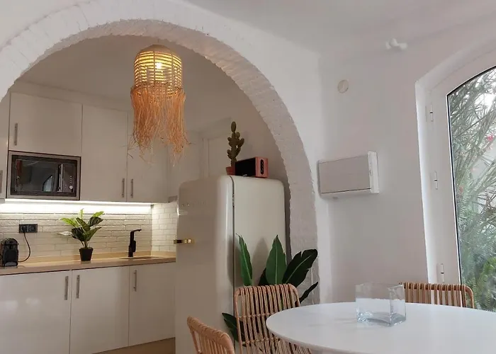 New Boho With Balcony, Private Garden And Communal Pool