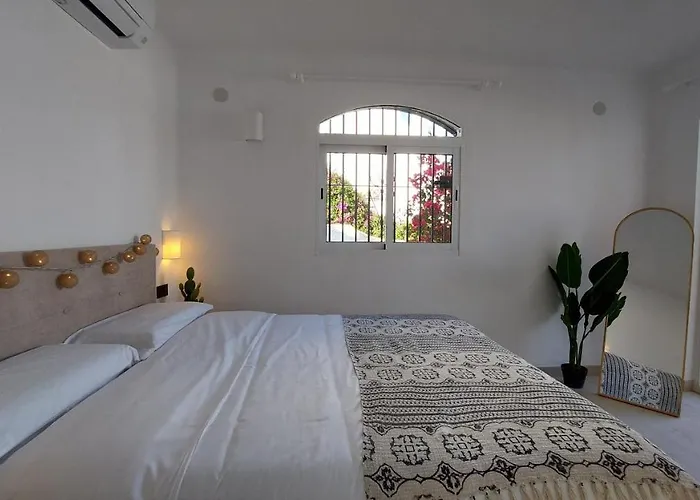 New Boho With Balcony, Private Garden And Communal Pool נרחה