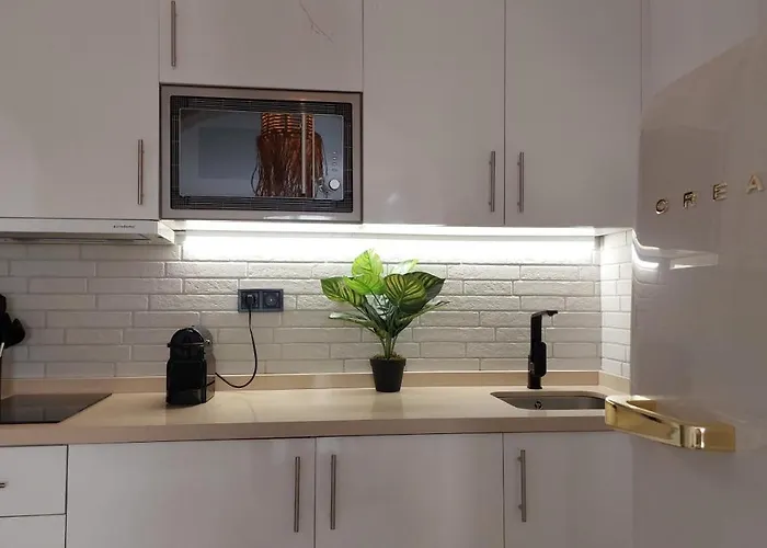 בית נופש New Boho With Balcony, Private Garden And Communal Pool