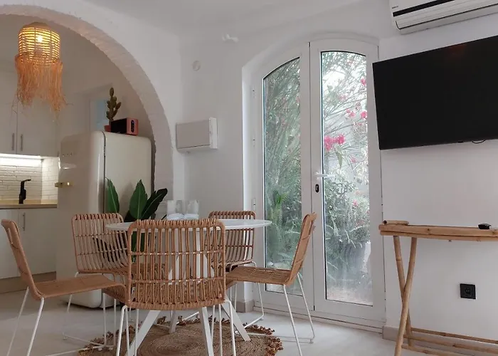 בית נופש New Boho With Balcony, Private Garden And Communal Pool נרחה