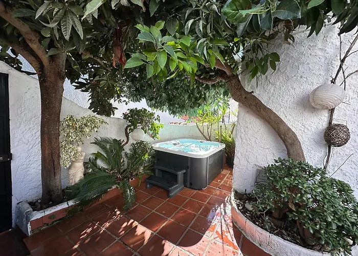 New Boho With Balcony, Private Garden And Communal Pool *