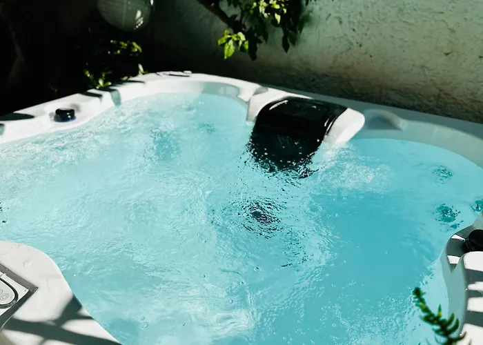 New Boho With Balcony, Private Garden And Communal Pool