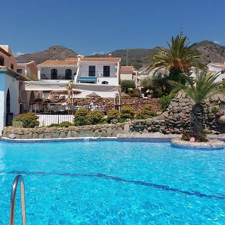 New Boho With Balcony, Private Garden And Communal Pool Semesterbostad