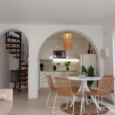 New Boho With Balcony, Private Garden And Communal Pool Semesterbostad