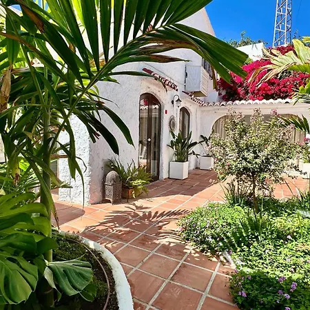 Сasa de vacaciones New Boho With Balcony, Private Garden And Communal Pool