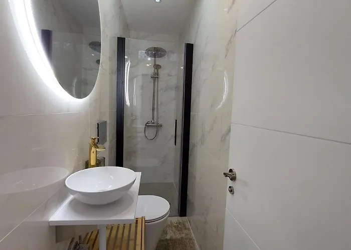 Dom wakacyjny New Boho With Balcony, Private Garden And Communal Pool