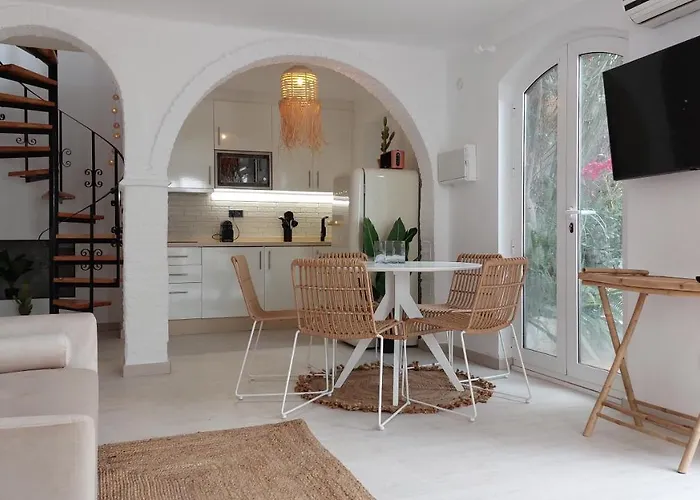 New Boho With Balcony, Private Garden And Communal Pool Holiday home *