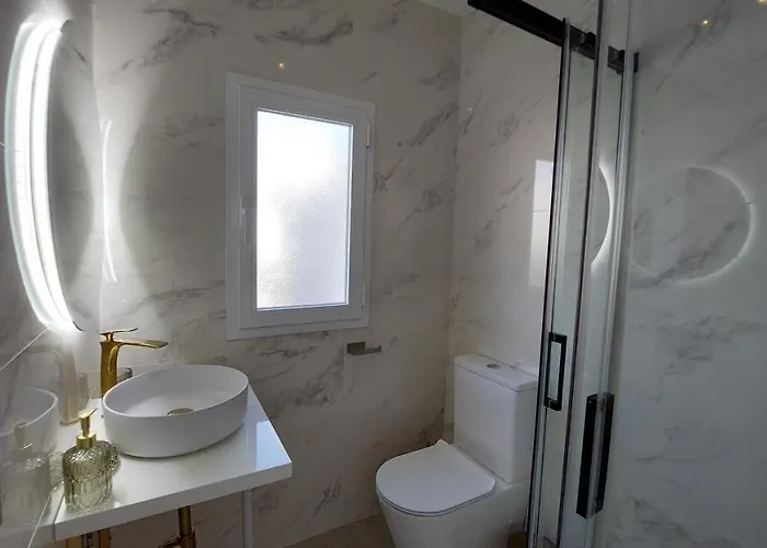 Dom wakacyjny New Boho With Balcony, Private Garden And Communal Pool