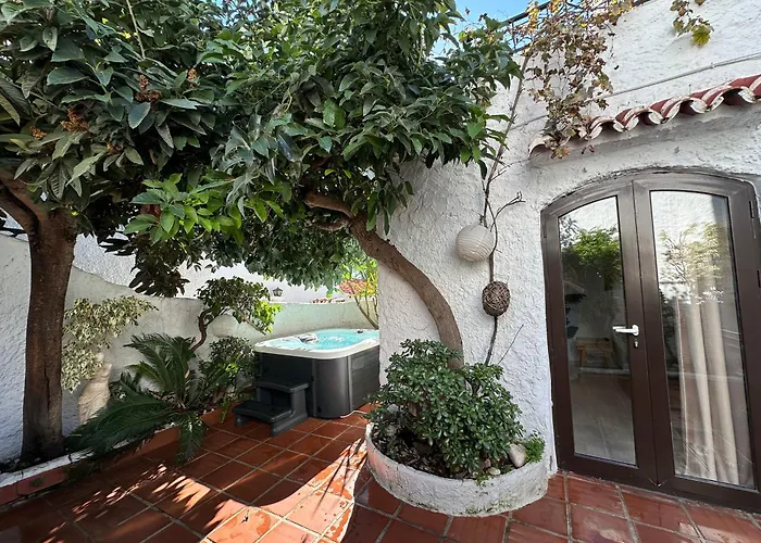 New Boho With Balcony, Private Garden And Communal Pool