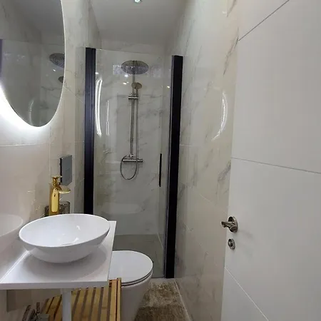 בית נופש New Boho With Balcony, Private Garden And Communal Pool