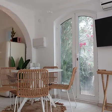 בית נופש New Boho With Balcony, Private Garden And Communal Pool נרחה